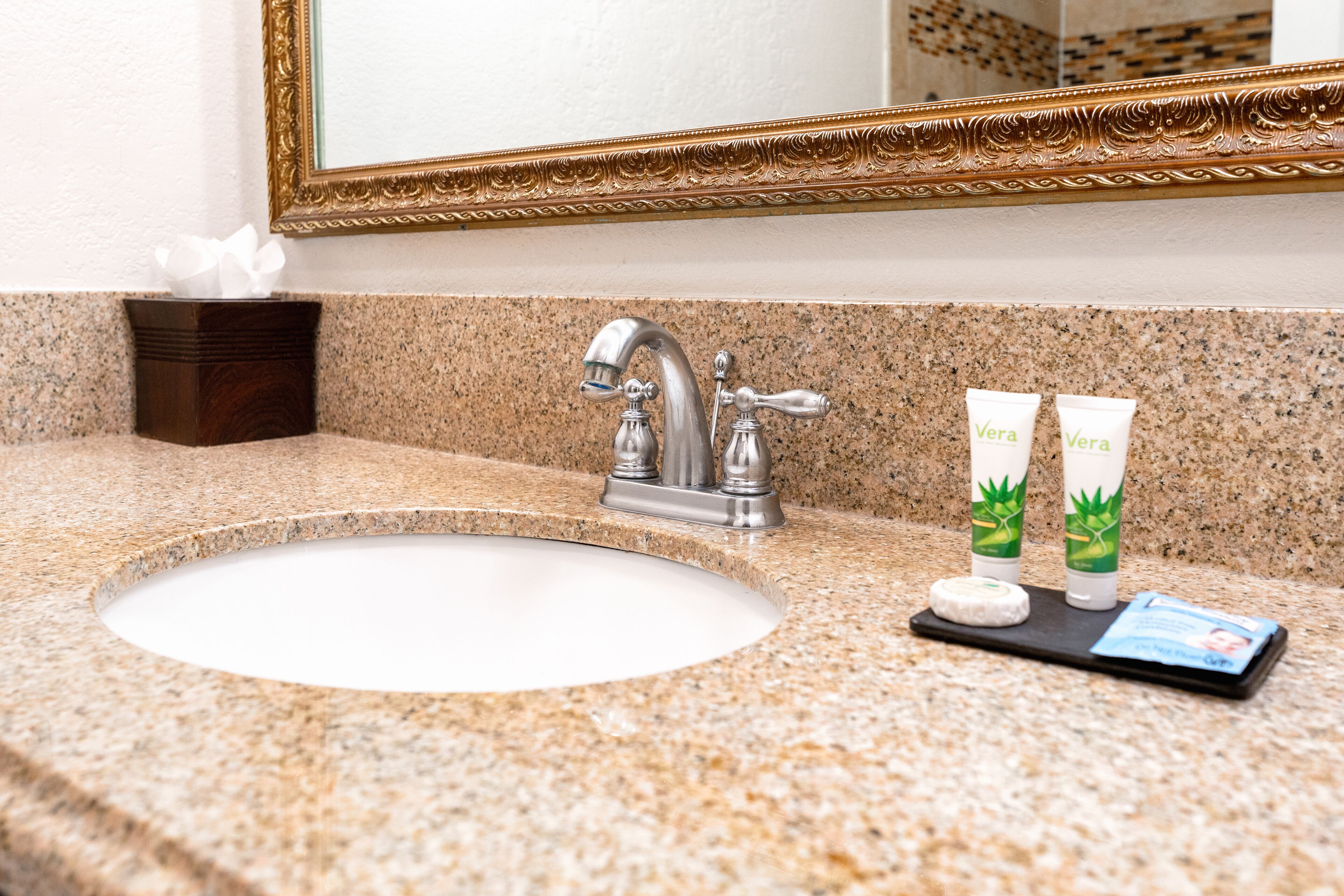 standard room, 1 king bed | bathroom | combined shower/bathtub, free toiletries, hair dryer, towels