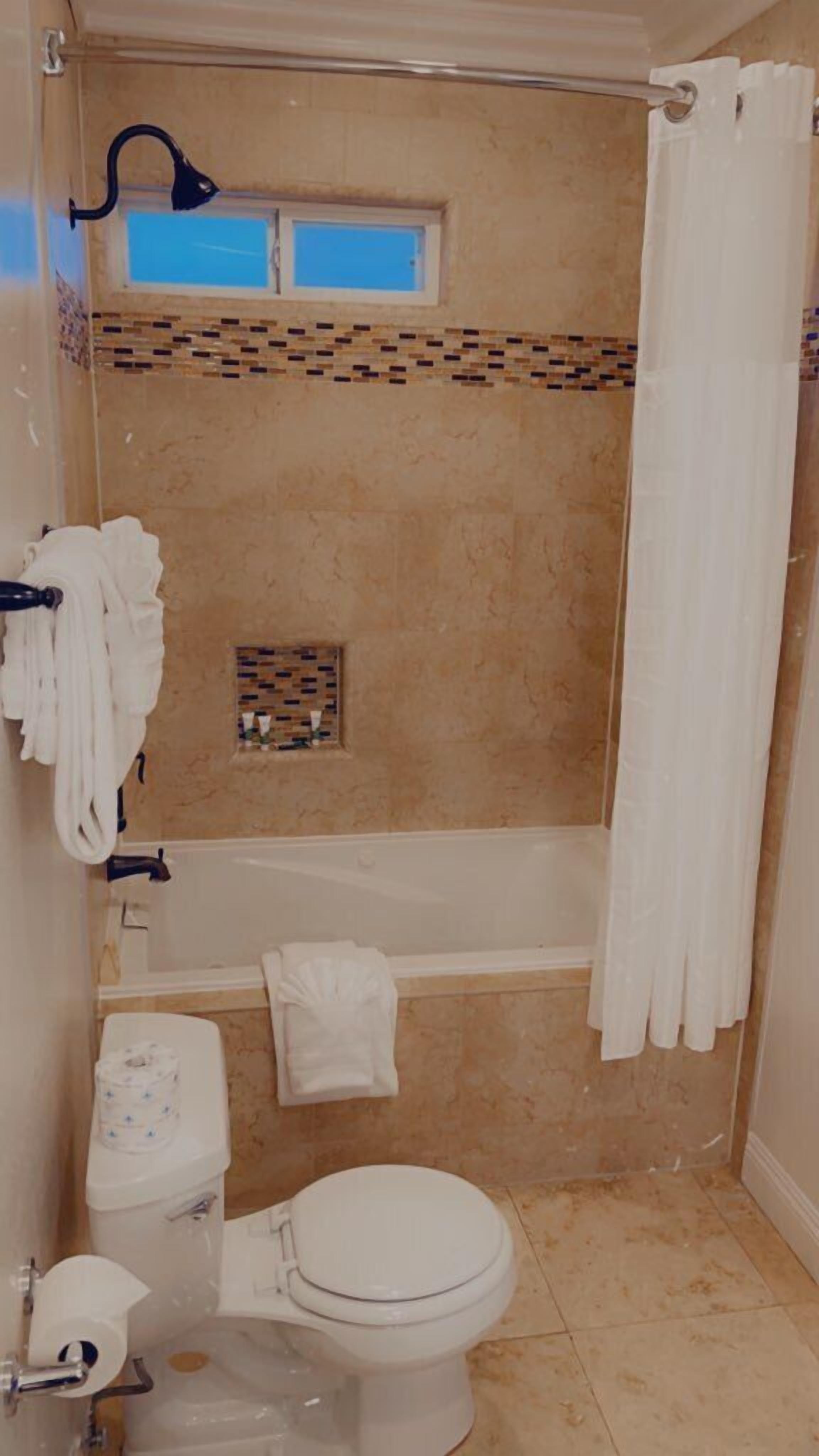 junior suite, 1 king bed with sofa bed | bathroom | combined shower/bathtub, free toiletries, hair dryer, towels