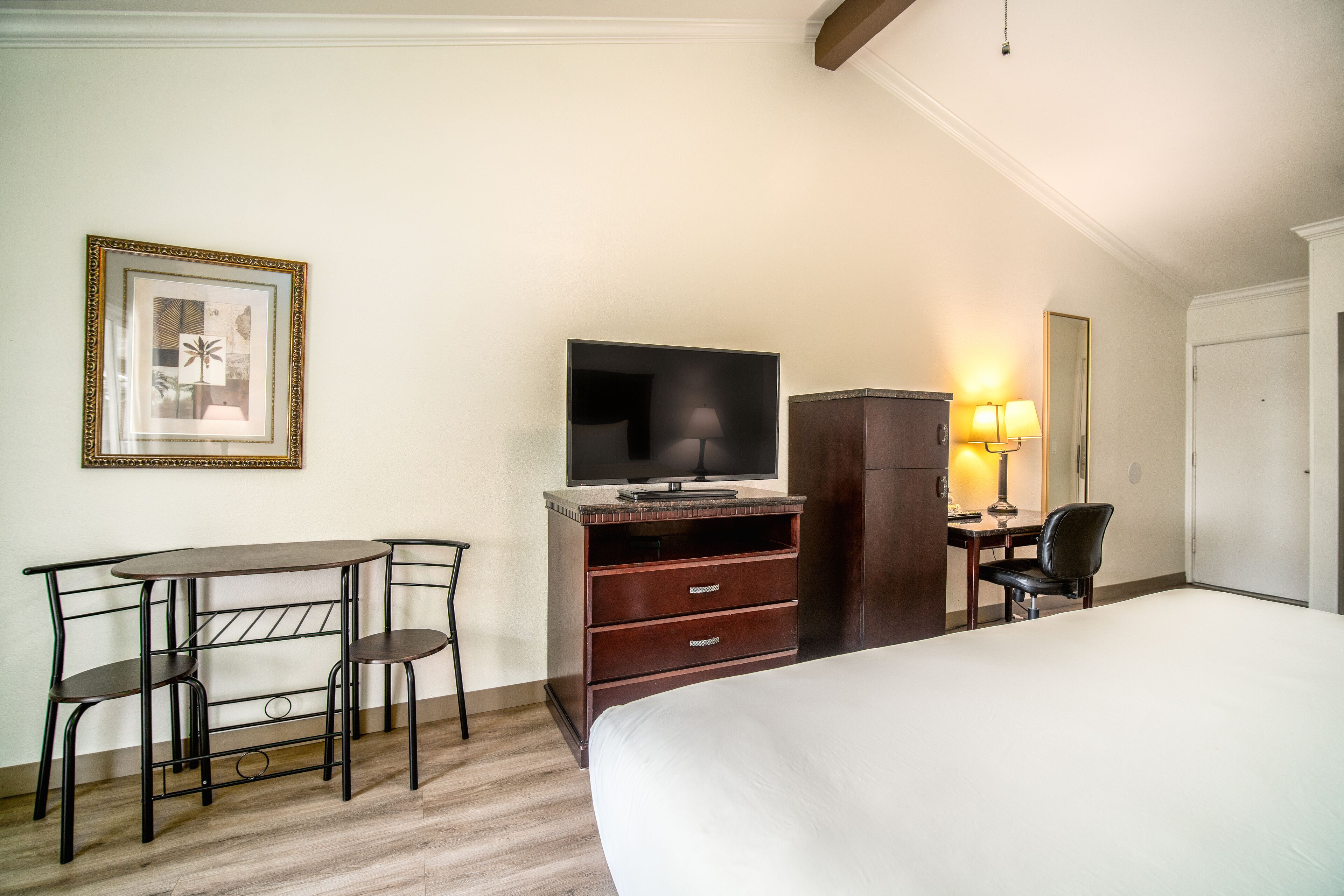 standard room, 1 king bed | premium bedding, pillow-top beds, desk, iron/ironing board