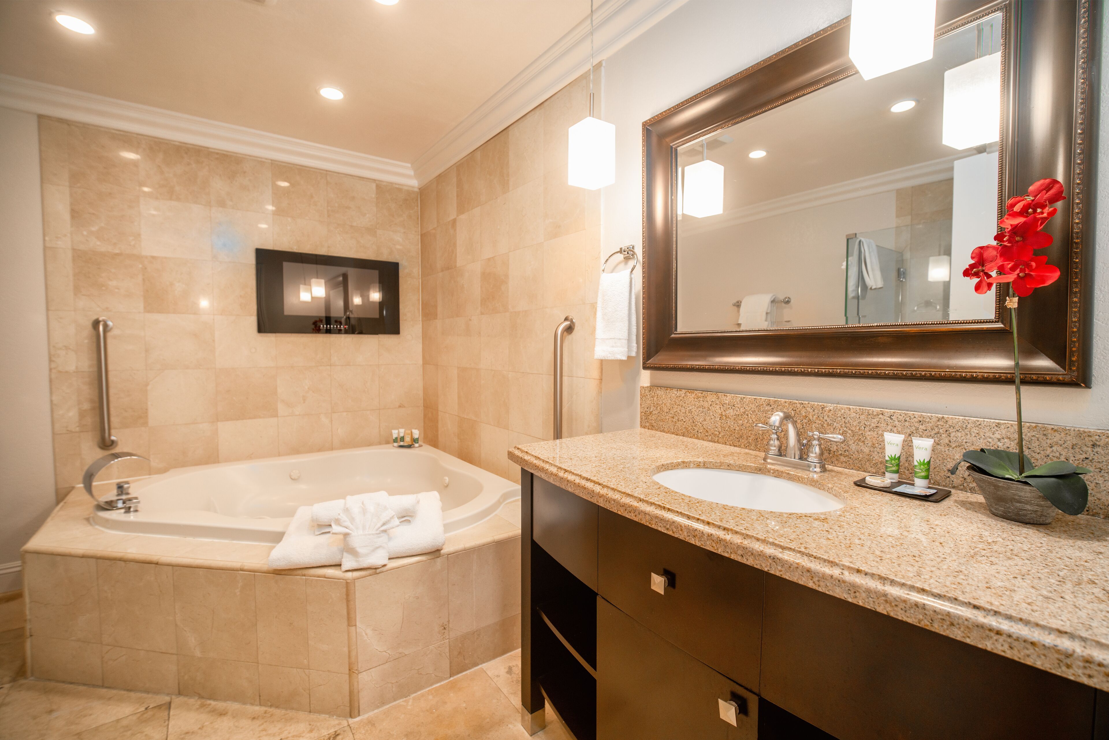 jacuzzi suite king bed room | bathroom | combined shower/bathtub, free toiletries, hair dryer, towels