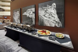 Déjeuner, dîner et souper servis sur place
