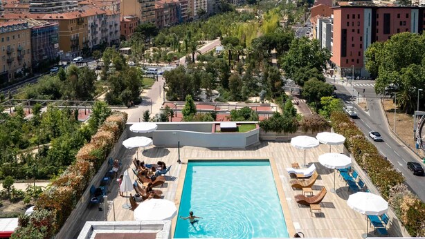 A rooftop pool with lounge chairs, a swimming pool, and a view of the cityscape. - Novotel Nice Centre Vieux Nice (Nice)