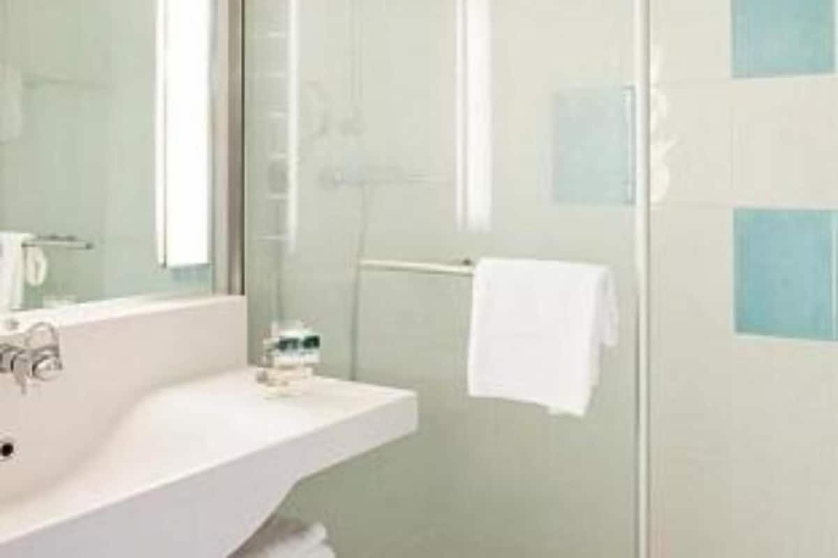 Salle de bain | Douche cascade, articles de toilette écologiques, séchoir à cheveux