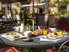 Daily buffet breakfast (EUR 21 per person)
