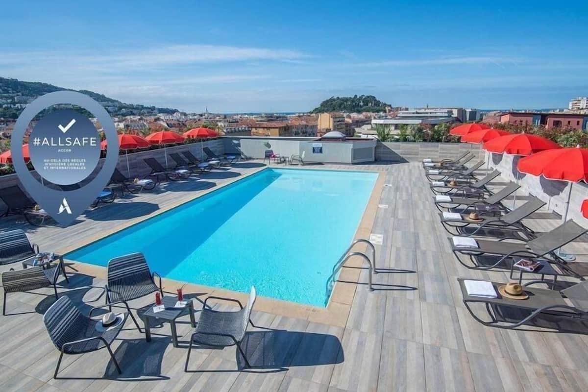 Piscine | Piscine extérieure, accès possible de 9 h à 21 h, parasols
