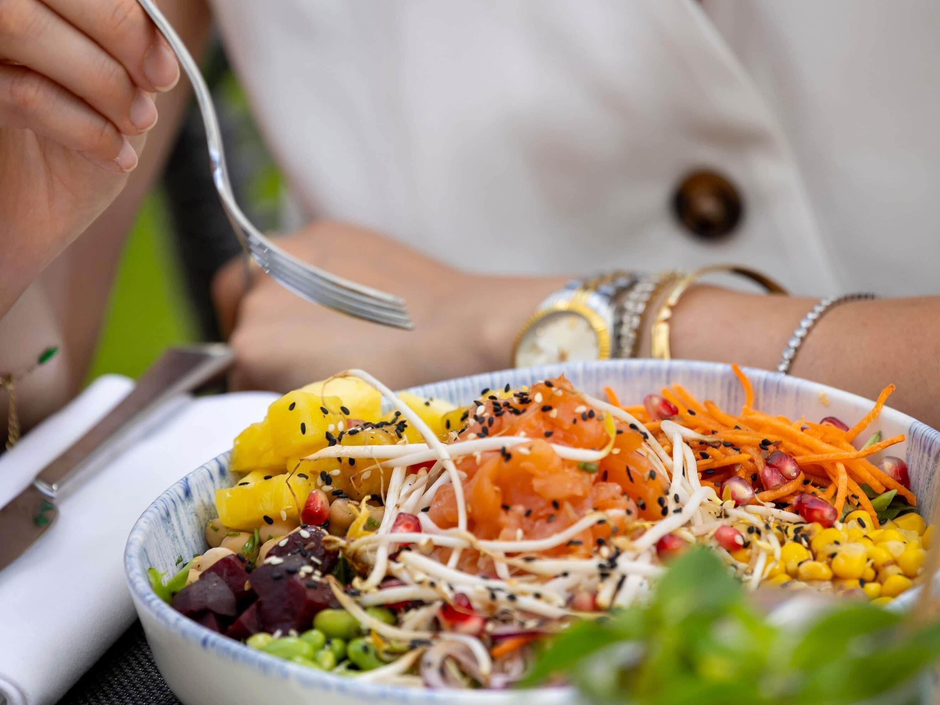 Een schaal kleurrijke salade met diverse groenten en toppings.