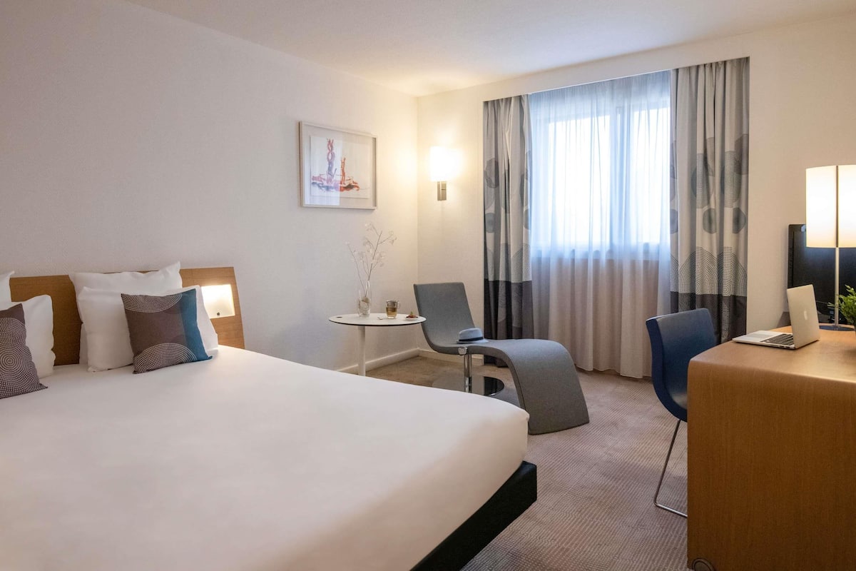 Standard Room, 1 Double Bed | Hypo-allergenic bedding, down comforters, memory foam beds, minibar