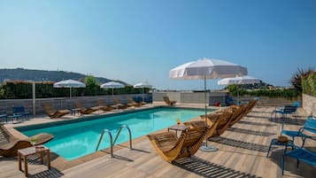 Piscine extérieure, parasols de plage, chaises longues