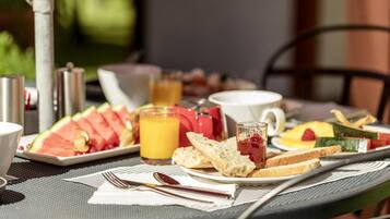 Colazione a buffet, servita tutte le mattine (21 EUR a persona)