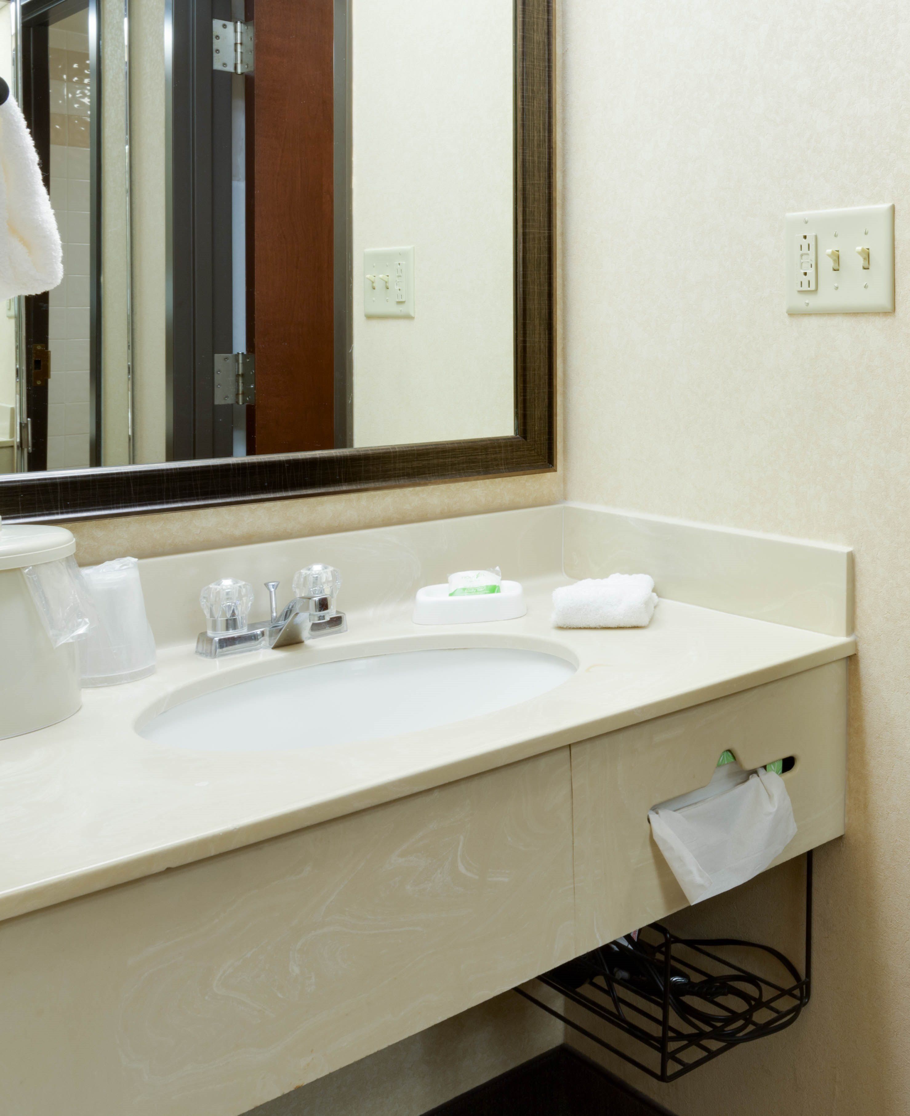 combined shower/bathtub, free toiletries, hair dryer, towels