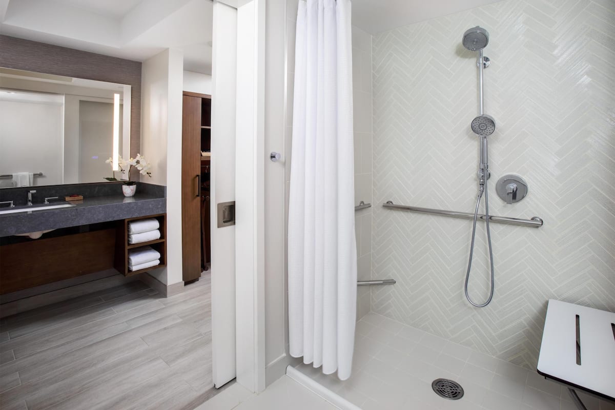 Chambre, 1 trÚs grand lit, accessible aux personnes à mobilité réduite (Shower) | Salle de bain | Séchoir à cheveux, peignoirs, pantoufles, serviettes fournies