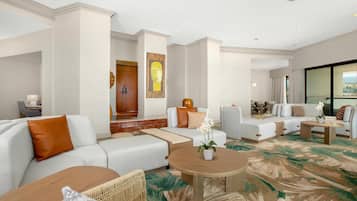 أغطية فراش متميزة وخزنة داخل الغرفة ومكتب وستائر تعتيم