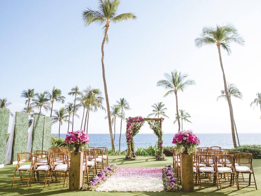 Decoración floral y sillas para una ceremonia de boda al aire libre.