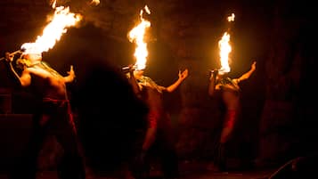 4 restaurants, servant le déjeuner et le dîner; cuisine américaine