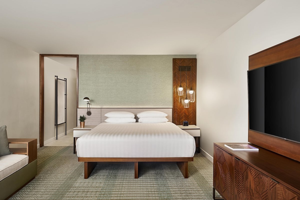 Sengetøy av topp kvalitet, safe på rommet og skrivebord