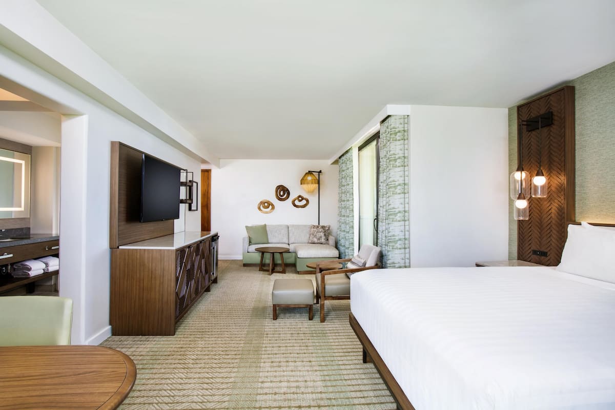 Chambre, 1 trĂšs grand lit et 1 canapĂ©-lit, vue sur lâocĂ©an, en coin | Literie de qualitĂ©, coffre-fort, bureau, rideaux dâobscurcissement