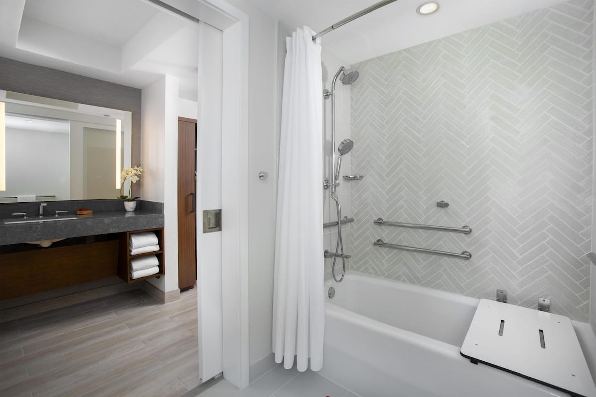 Zimmer, 2 Queen-Betten, barrierefrei, Badewanne | Badezimmer | Haartrockner, Bademäntel, Hausschuhe, Handtücher