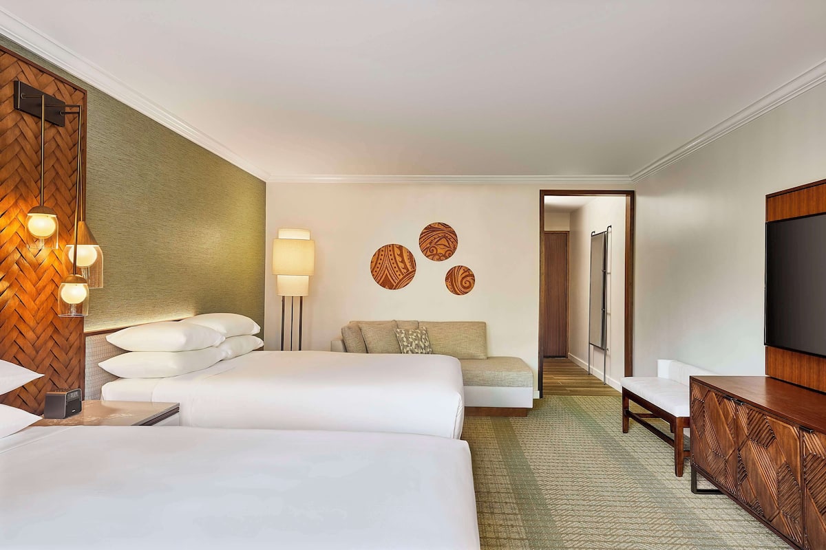 Premium bedding, in-room safe, desk, blackout drapes