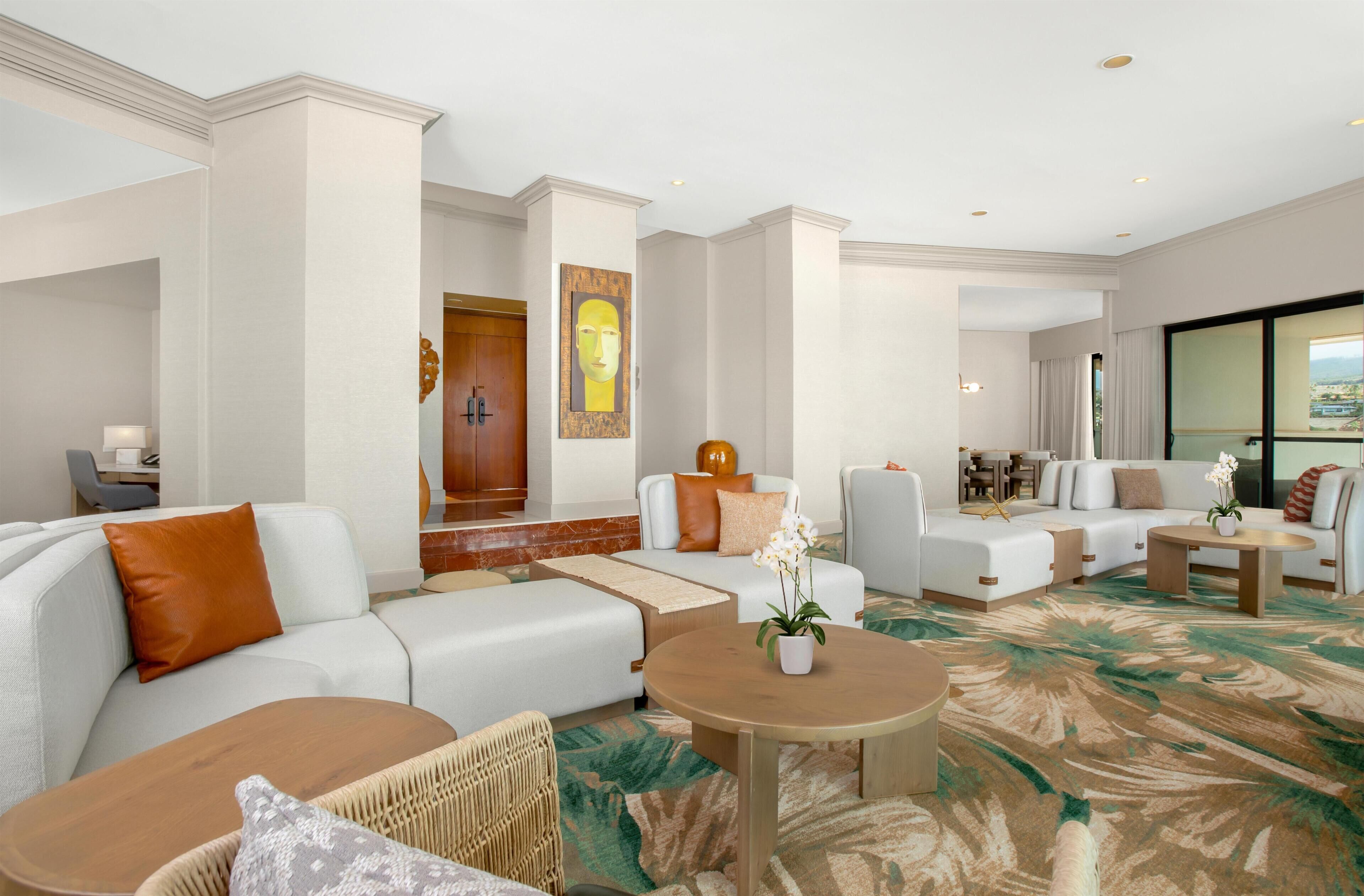 Ylelliset vuodevaatteet, tallelokero huoneessa, työpöytä, pimennysverhot