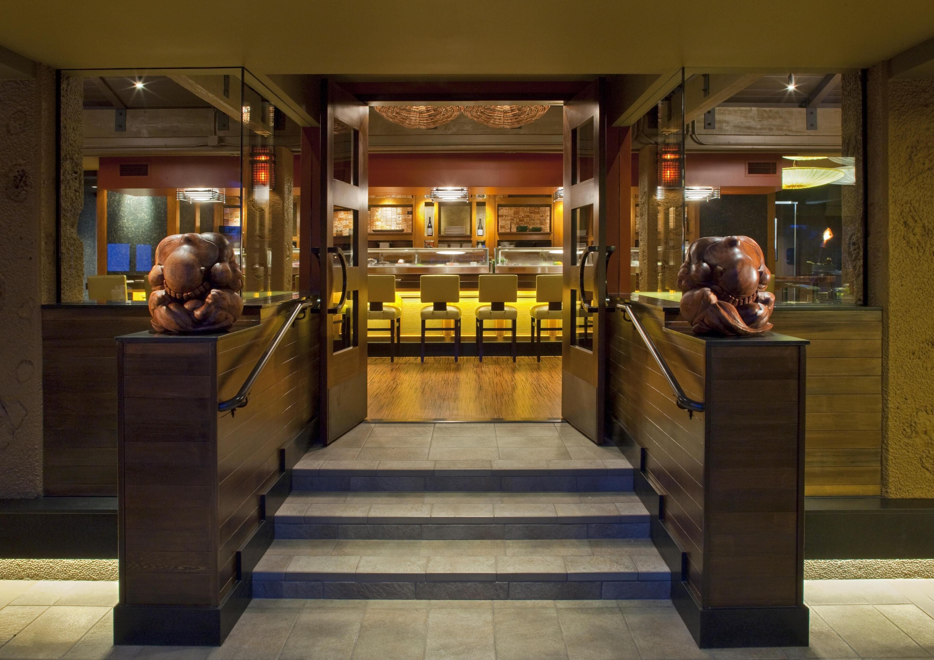Eine Hotte Lobby mit einer Treppe, die zu einem Barbereich führt.