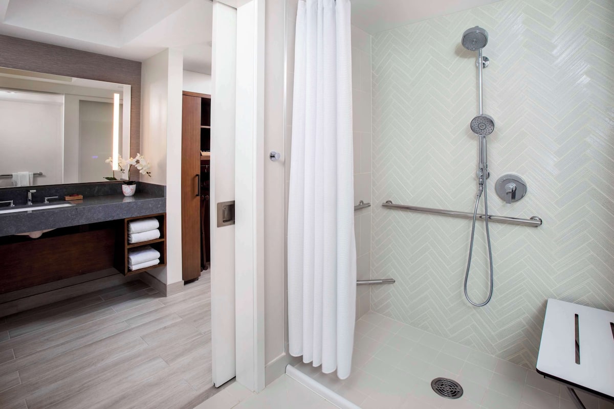 Room, 1 King Bed, Accessible (Shower) | Bathroom | Hair dryer, bathrobes, slippers, towels