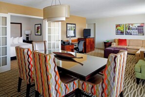 Premium bedding, desk, iron/ironing board, free cots/infant beds - Charleston Marriott Town Center (Charleston)