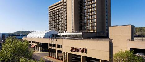 Ein Marriott Hotel mit modernem architektonischen Design, das mehrere Stockwerke und eine auffällige Beschilderung aufweist.