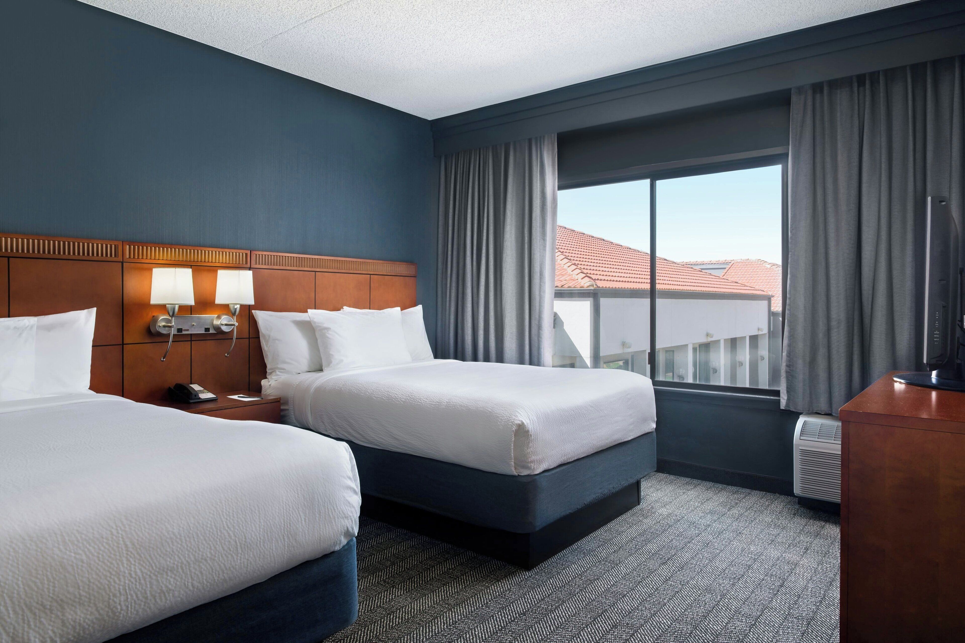 1 bedroom, premium bedding, desk, laptop workspace