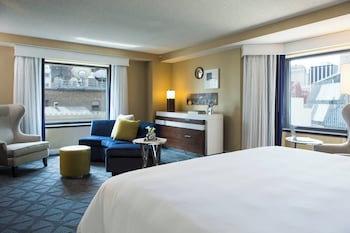 Junior Suite, 1 King Bed, City View | Premium bedding, pillowtop beds, in-room safe, desk at Renaissance Chicago Downtown Hotel