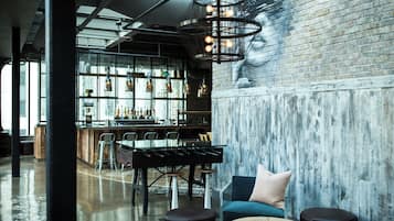 2 bars/lounges