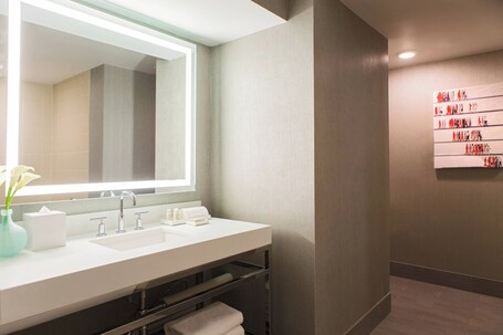 Renaissance Chicago Downtown Hotel - Image 41
