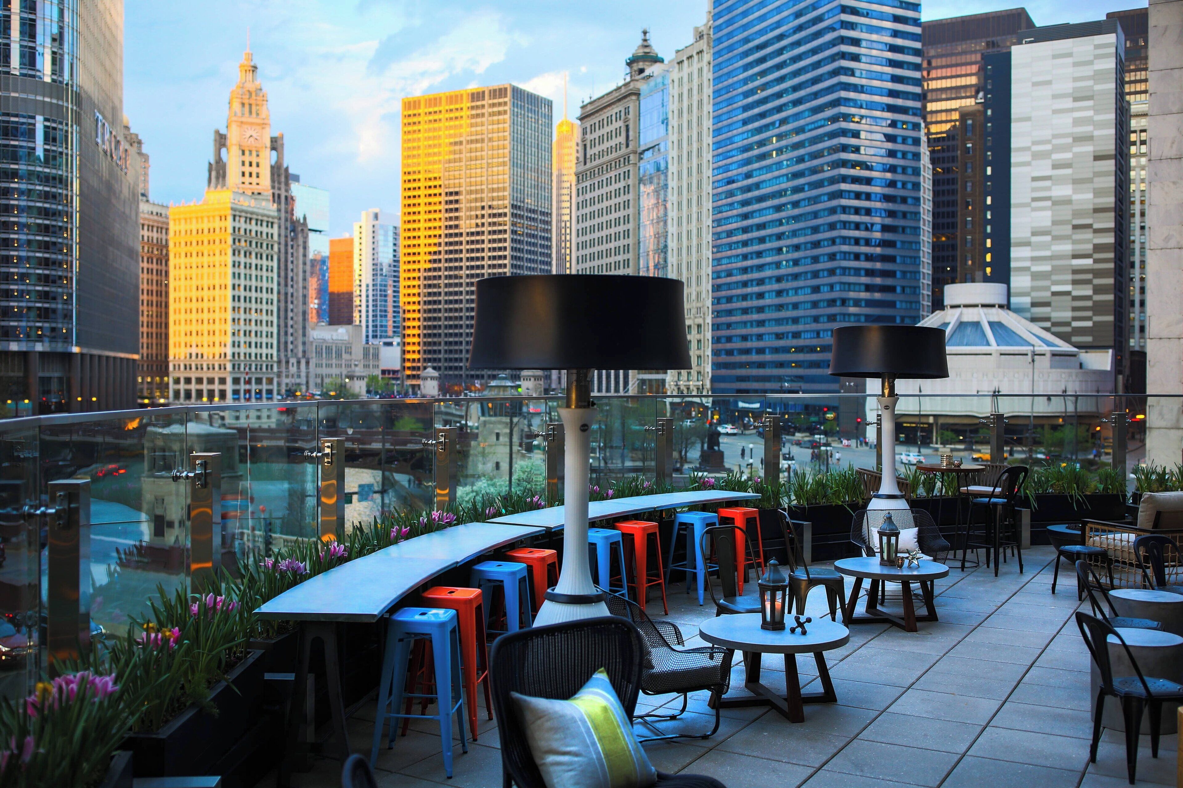 2 bars/lounges