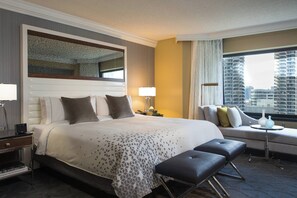 أغطية فراش متميزة وأسرّة بطبقة علوية مريحة وخزنة داخل الغرفة ومكتب