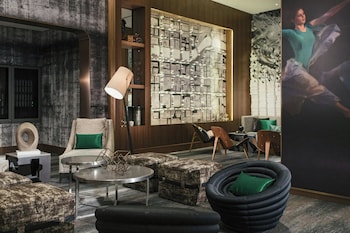 2 bars/lounges at Renaissance Chicago Downtown Hotel