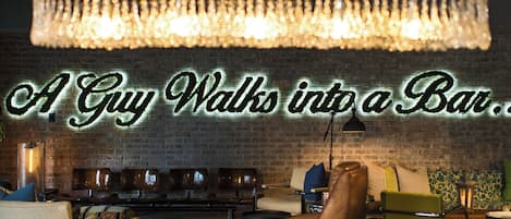 2 bars/lounges