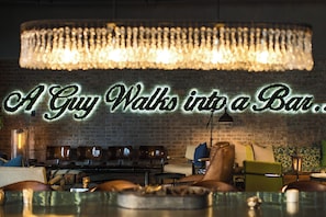 2 bars/lounges