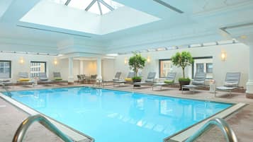 Piscine couverte, chaises longues