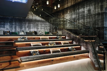 2 bars/lounges at Renaissance Chicago Downtown Hotel