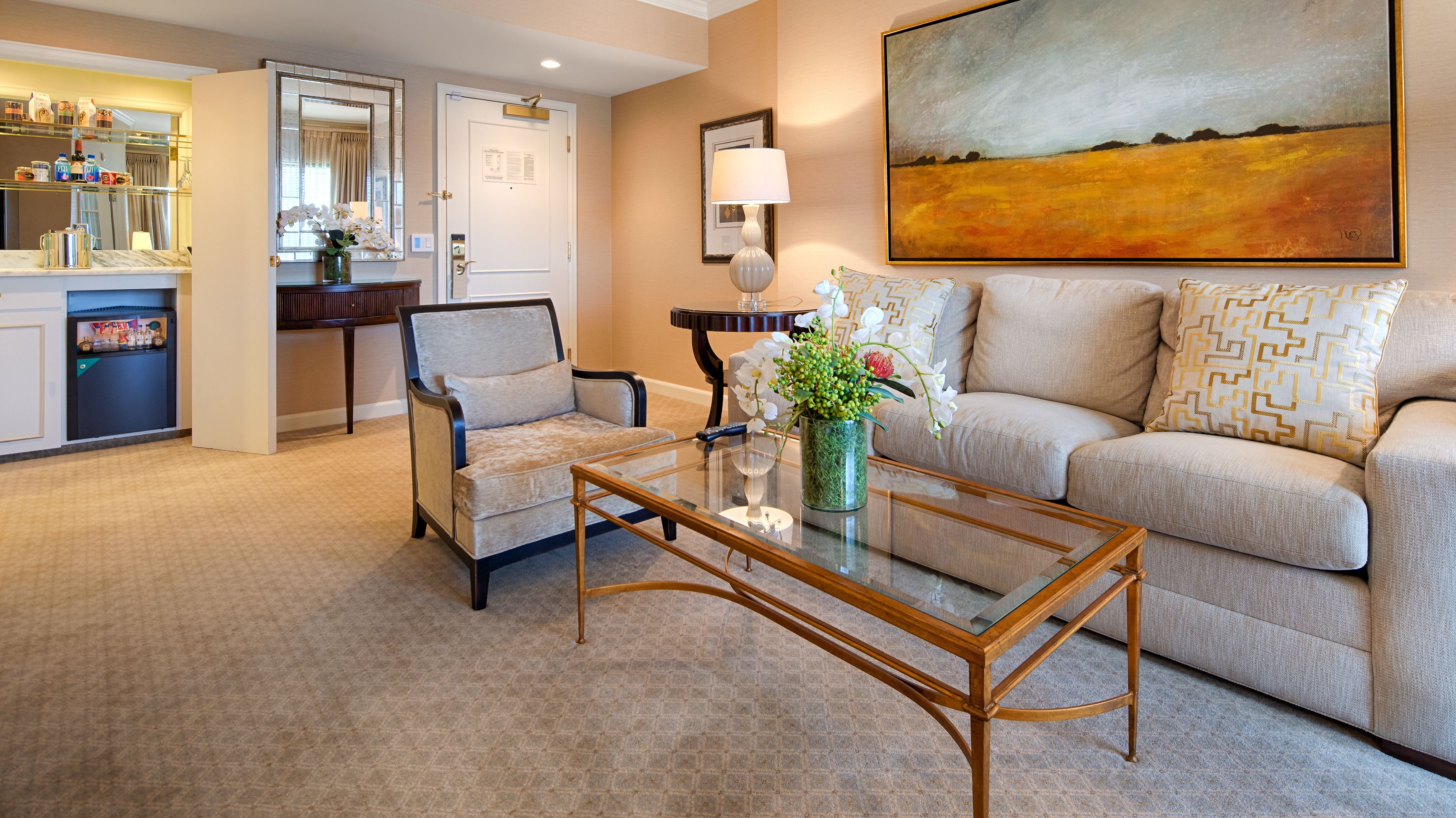 luxury suite, 1 king bed | living area