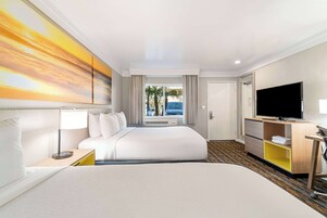 尊贵客房, 2 张大床, 无障碍, 无烟房 (Mobility/Hearing Impaired) | 防过敏的被褥、客房内保险箱、办公桌、熨斗/熨衣板