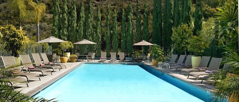 Una piscina al aire libre, una piscina climatizada