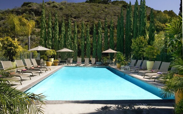 Una piscina al aire libre, una piscina climatizada