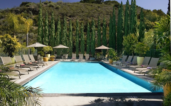 Una piscina al aire libre, una piscina climatizada