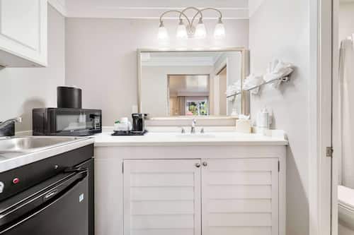 Habitación, 2 camas de matrimonio, no fumadores, cocina básica | Ropa de cama hipoalergénica, caja fuerte, escritorio