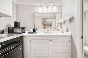 客房, 2 張加大雙人床, 非吸煙房, 簡易廚房 | 低過敏寢具、客房內保險箱、書桌、熨斗/熨衣板