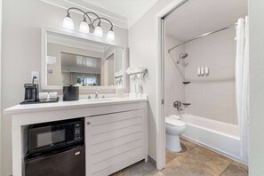 Camera Standard, 2 letti queen, non fumatori | Bagno | Combinazione doccia/vasca
