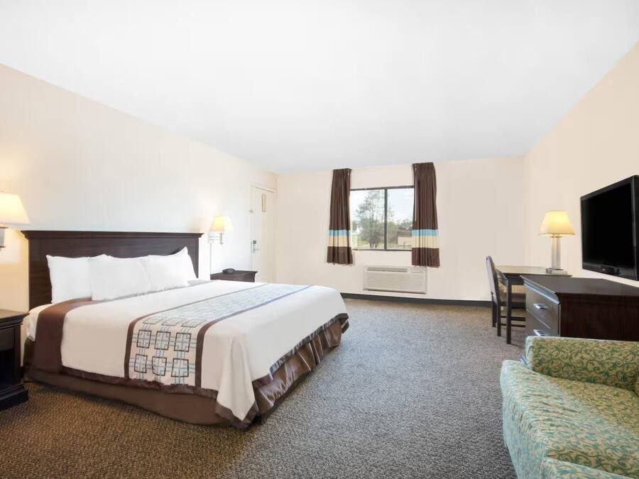 Room, 1 King Bed | 1 bedroom, in-room safe, desk, iron/ironing board