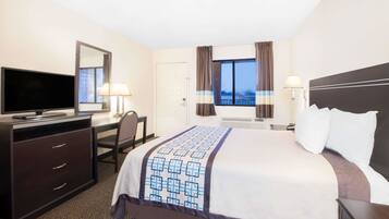 1 habitación, caja de seguridad en la habitación y escritorio