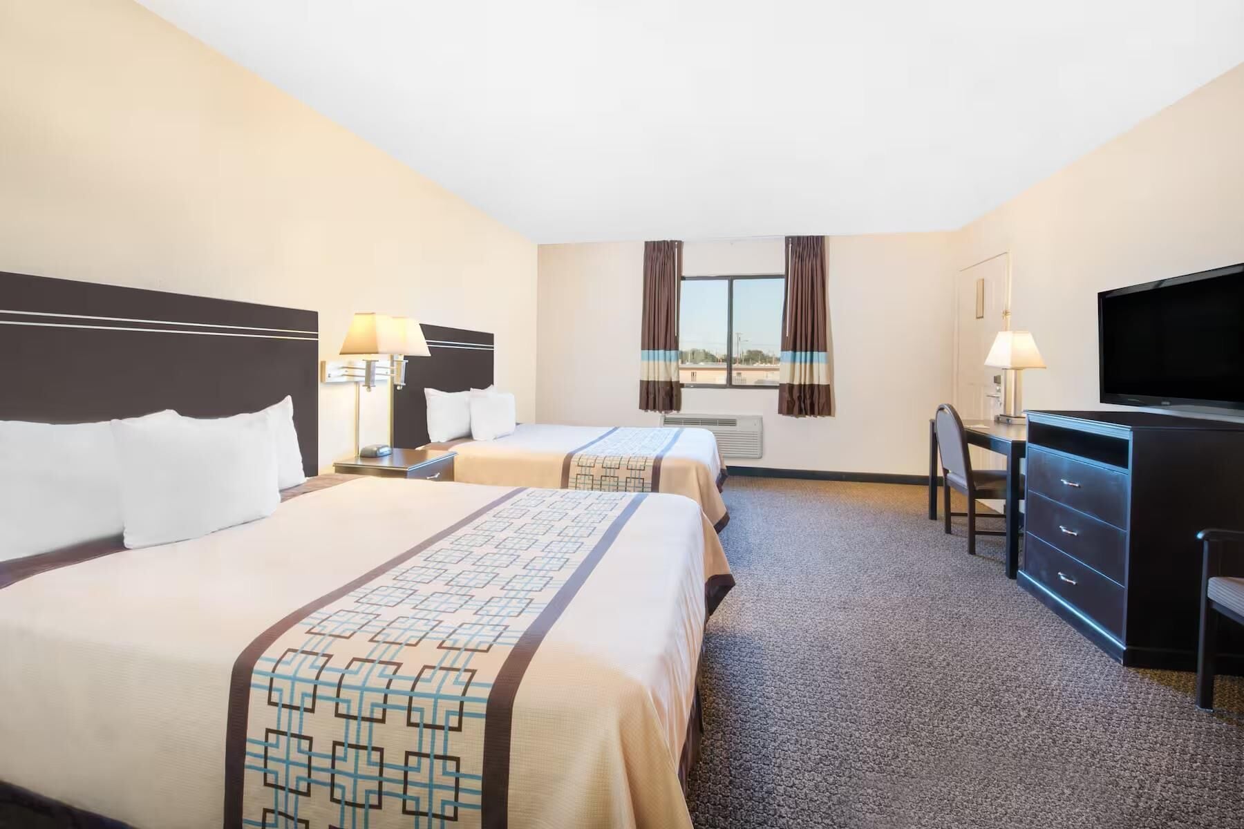 Chambre, 2 lits doubles | 1 chambre, coffre-fort, bureau, fer et planche à repasser