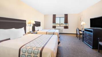 Chambre, 2 lits doubles | 1 chambre, coffre-fort, bureau, fer et planche à repasser